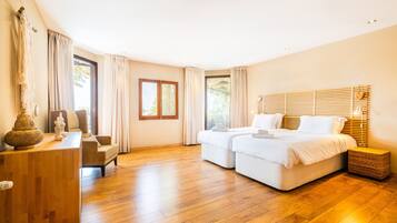 3 bedrooms, in-room safe, iron/ironing board, WiFi (free)