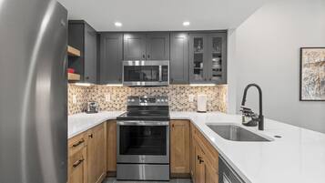 Réfrigérateur, micro-ondes, four, plaque de cuisson