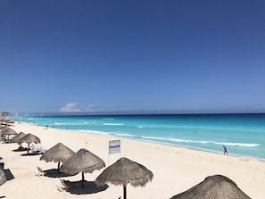 Private beach, white sand - Private pool in beach front Villa   (Cancun)