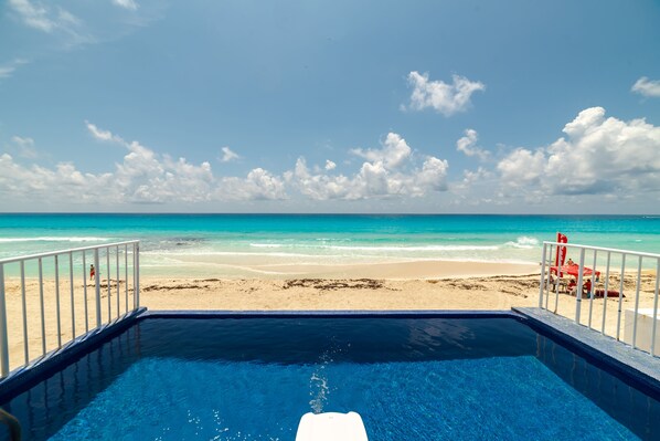 Outdoor pool, pool loungers - Private pool in beach front Villa (Cancun)