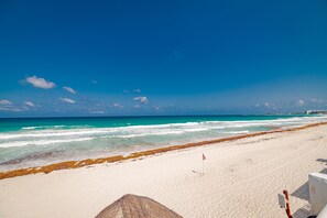 Exterior - Private pool in beach front Villa (Cancun)