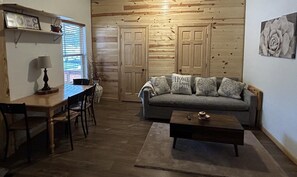 TV, fireplace - Cozy and charming cabin! Perfect for getaways and fun activities for all ages (Baraboo)