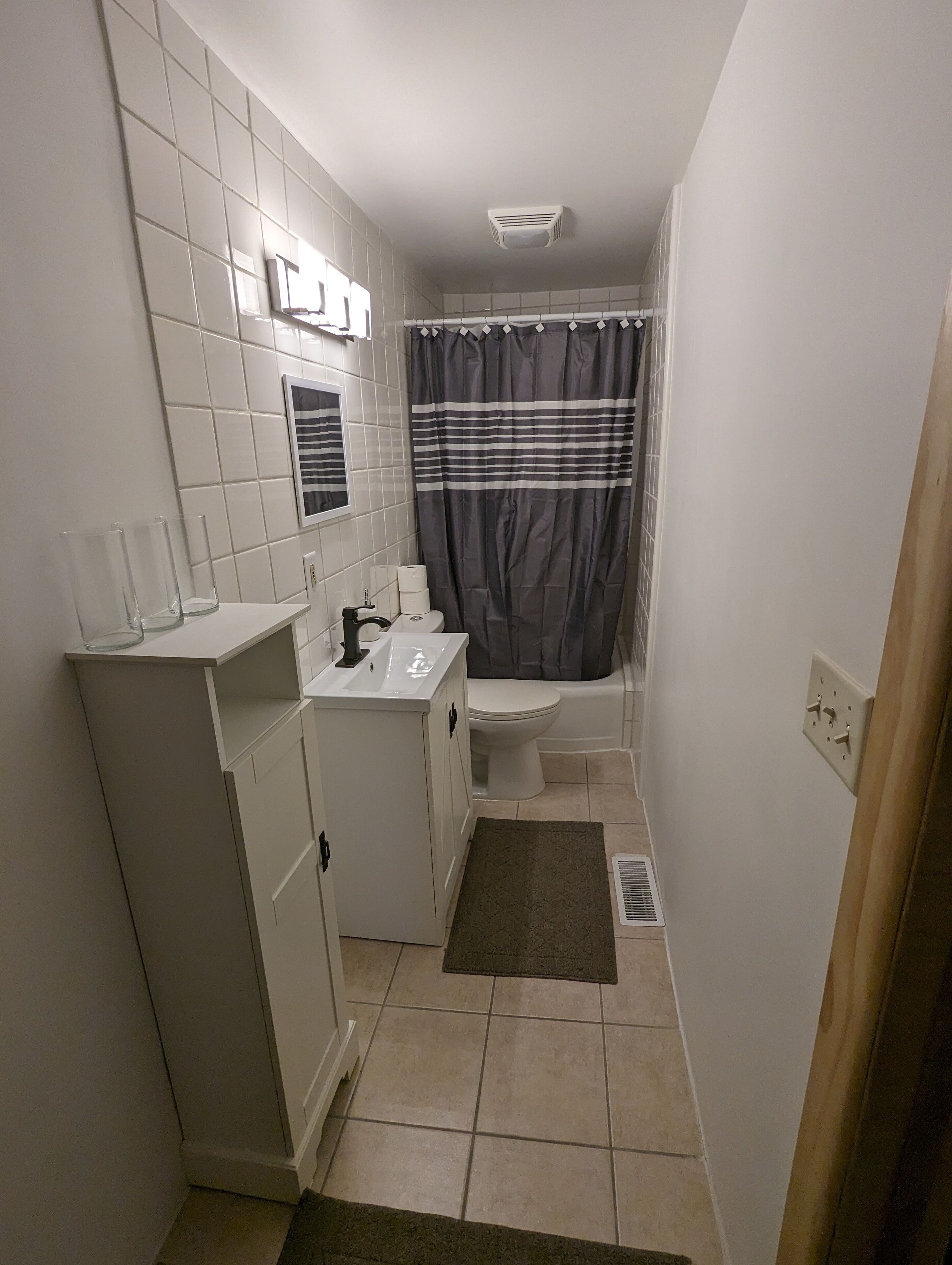 Sèche-cheveux, serviettes fournies, papier toilette