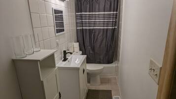 Een haardroger, handdoeken, toiletpapier