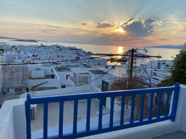 Property grounds - Elenita’s Town House with veranda and sea view (Mikonos)