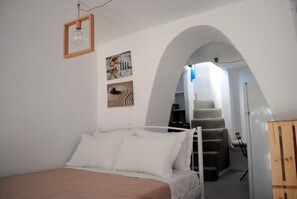 1 bedroom, iron/ironing board, WiFi, bed sheets - Elenita’s Town House with veranda and sea view (Mikonos)