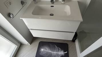 Asciugacapelli, asciugamani, sapone, carta igienica