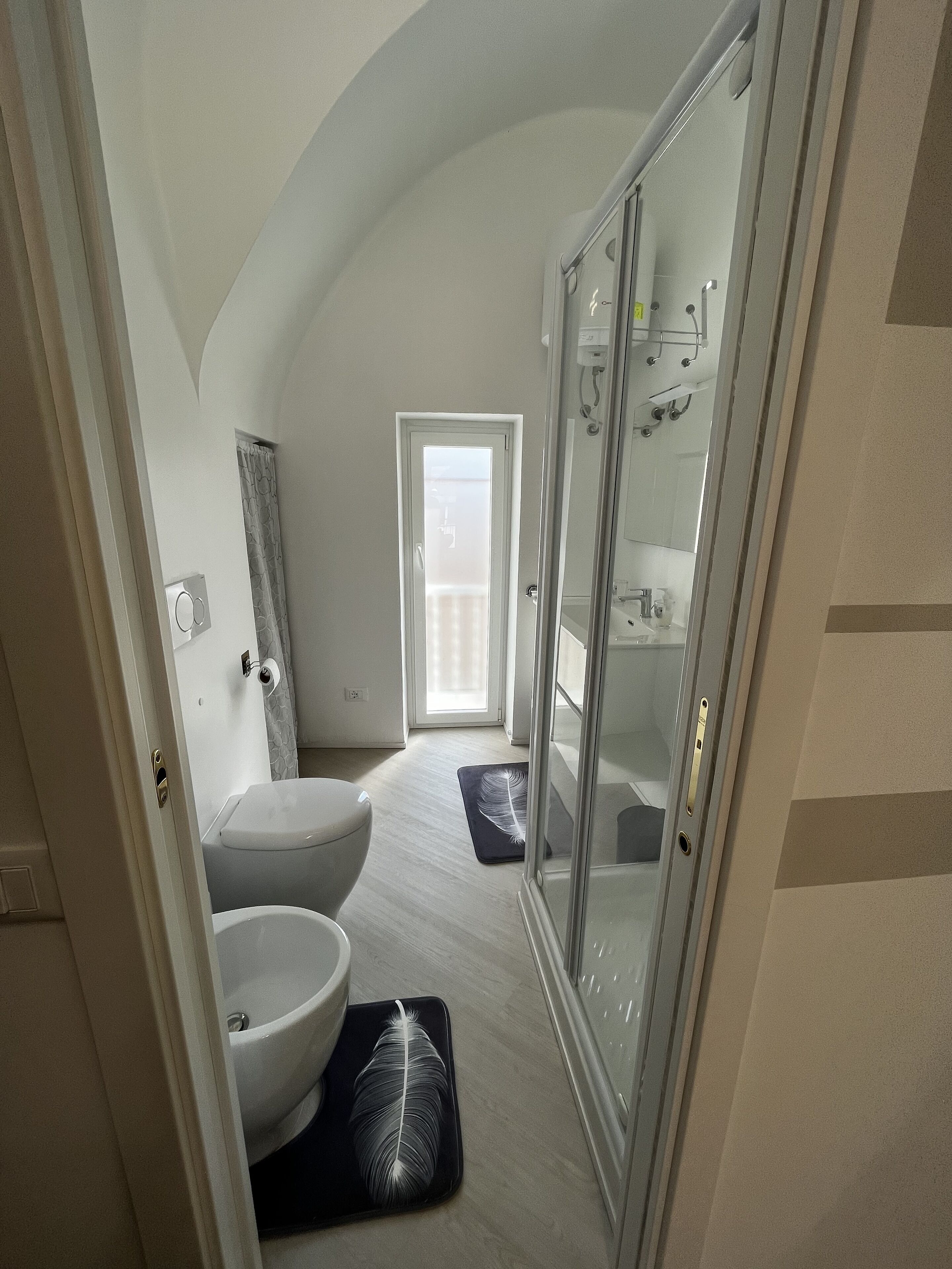 Asciugacapelli, asciugamani, sapone, carta igienica