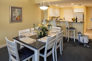 Dining - Golfers Delight! RBC Heritage Week: 4/11-18 ONLY! 3Bed 3Bath Luxury Condo (Hilton Head Island)
