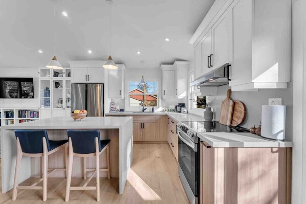 Réfrigérateur, four à micro-ondes, un four, surface de cuisson