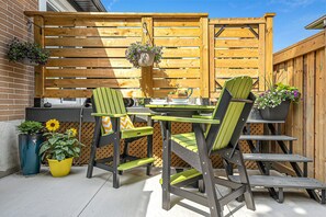 Outdoor dining - Spacious Elegance: Two Living Spaces in One Home (Burlington)