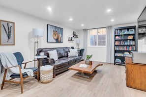 Téléviseur connecté, jeux vidéo, livres, bureau