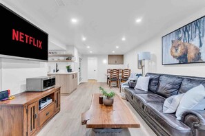 Téléviseur connecté, jeux vidéo, livres, bureau