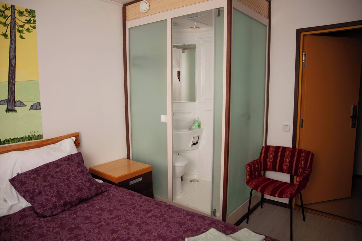 Quarto solteiro básico | 1 quarto, Wi-Fi de cortesia, roupa de cama