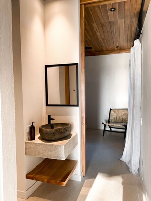 Apartment | Bathroom | Shower, rainfall showerhead, towels - PURAPURA SANTA TERESA (Cóbano)
