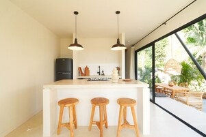 Apartamento, 1 habitación, vistas al jardín | Cocina privada | Frigorífico grande, microondas, placa de cocina y cafetera o tetera