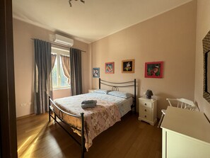 3 camere, una scrivania, ferro/asse da stiro, culla da viaggio