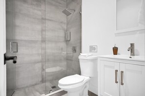 Regadera, secadora de cabello, bidet, toallas 