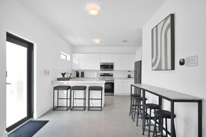 Fridge, microwave, oven, stovetop - Modern Villa 1 in Miami close to Brickell, Wynwood, near everything (Miami)