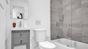 Douche, sèche-cheveux, bidet, serviettes fournies