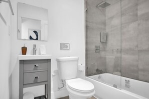 Shower, hair dryer, bidet, towels - Modern Villa 1 in Miami close to Brickell, Wynwood, near everything (Miami)