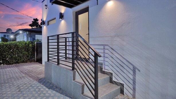 A modern building with a staircase, a door, and a satellite dish. - Modern Villa 1 in Miami close to Brickell, Wynwood, near everything (Miami)