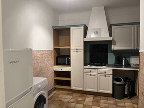 Réfrigérateur, micro-ondes, plaque de cuisson, cafetière/bouilloire