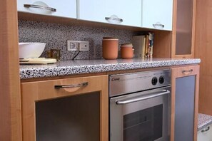 Een koelkast, een oven, een kookplaat, een vaatwasser