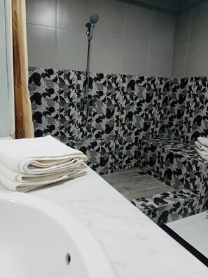 Shower, hair dryer, towels, soap - Villa Avec Piscine Privée au Cœur de la Palmeraie (Marrakech)