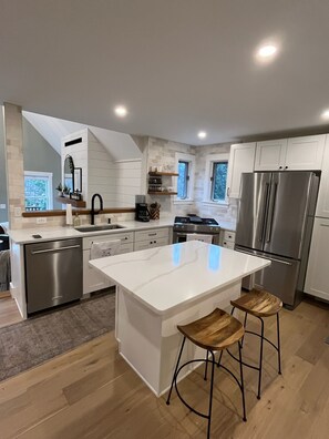 Een koelkast, een microgolfoven, een oven, een kookplaat