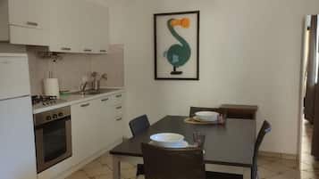 Refrigerador, horno, placa de cocina, cafetera/tetera
