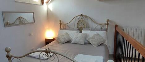 1 bedroom, bed sheets