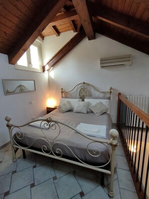 1 bedroom, bed sheets