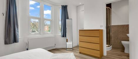 2 dormitoris, planxa i posts de planxar, wifi gratuïta i roba de llit