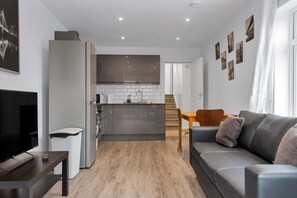 Living area - Charming 2-bed Apartment in South West London (London)