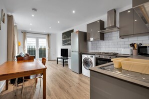 Fridge, microwave, oven, stovetop - Charming 2-bed Apartment in South West London (London)