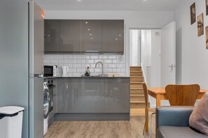 冰箱、微波炉、烤箱、炉灶