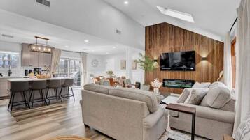 TV connectée, cheminée, baby-foot