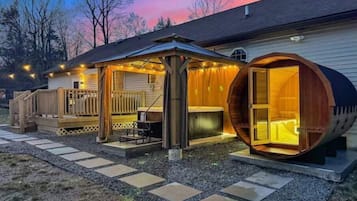Outdoor spa tub