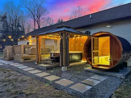 Barrel Sauna, Hot Tub, Firepit, Game Room, EV Charger