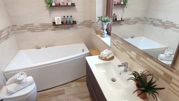 Dusche, Haartrockner, Bidet, Handtücher