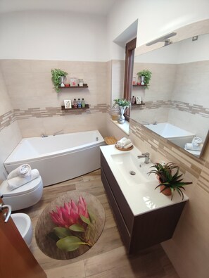 Shower, hair dryer, bidet, towels - Luxury home, private pool&hot tub,home theater. Amazing views day and night! (Penne)