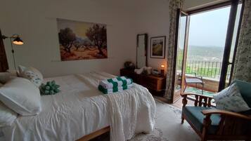 3 camere, una scrivania, ferro/asse da stiro, Wi-Fi gratuito