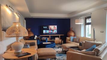 Smart TV, caminetto, videogiochi, lettore DVD