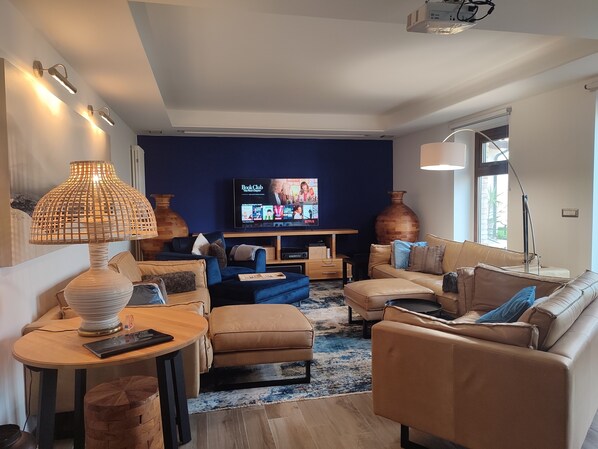 Smart TV, fireplace, video games, DVD player - Luxury home, private pool&hot tub,home theater. Amazing views day and night! (Penne)