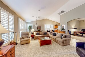 TV, books - Palm-lined home with pool access, grill, office & golf course views (Sun Lakes)