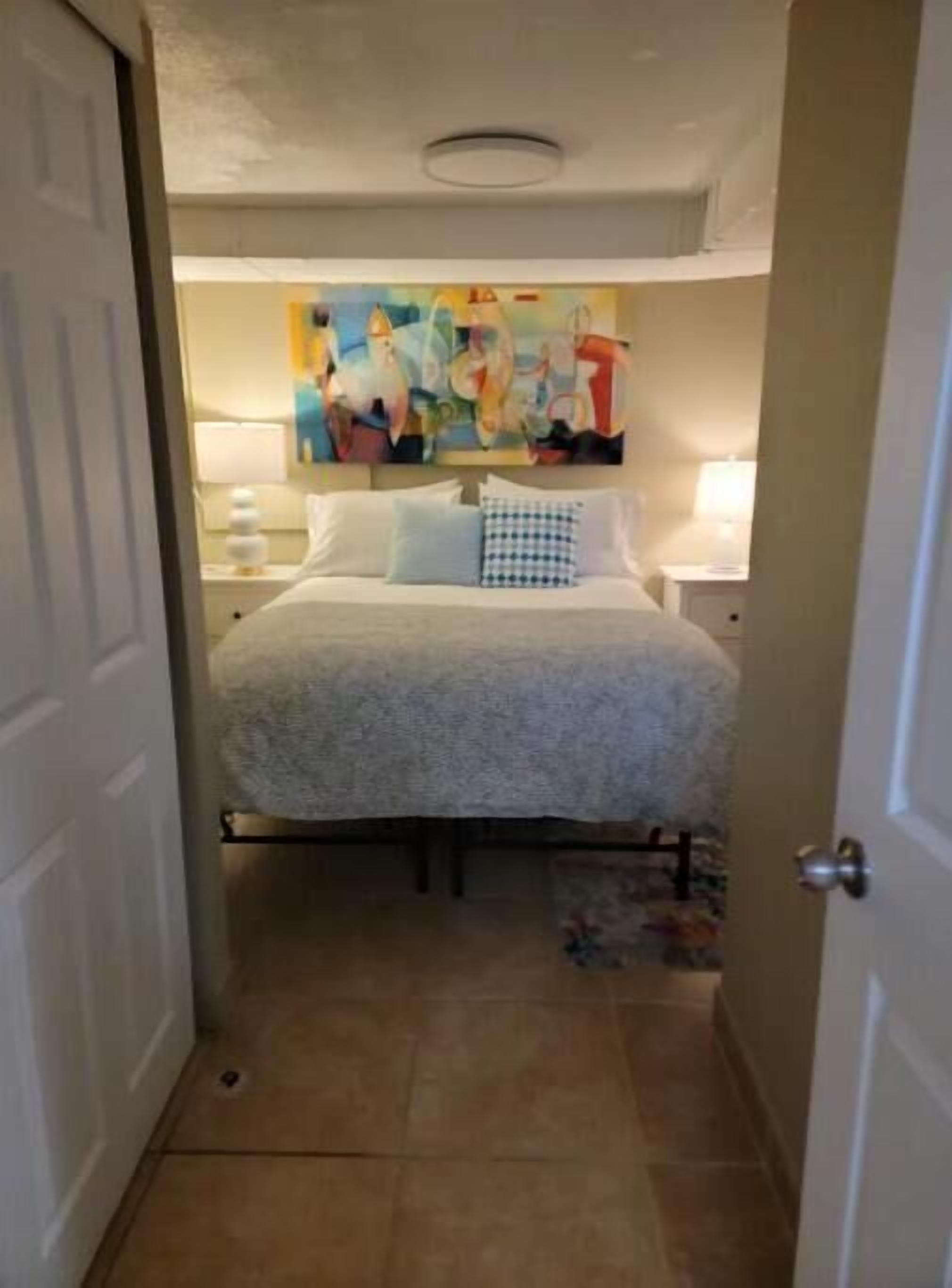 1 bedroom, desk, WiFi, bed sheets