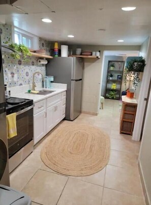 冷蔵庫、電子レンジ、オーブン、コンロ