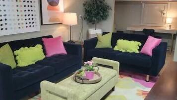 Een televisie en boeken