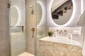 Shower, hair dryer, bidet, towels - SPECTACULAR MTN MODERN HOME. GREAT OLD TOWN LOCATION. EASY ACCESS TO TOWN LIFT.
 (Park City)
